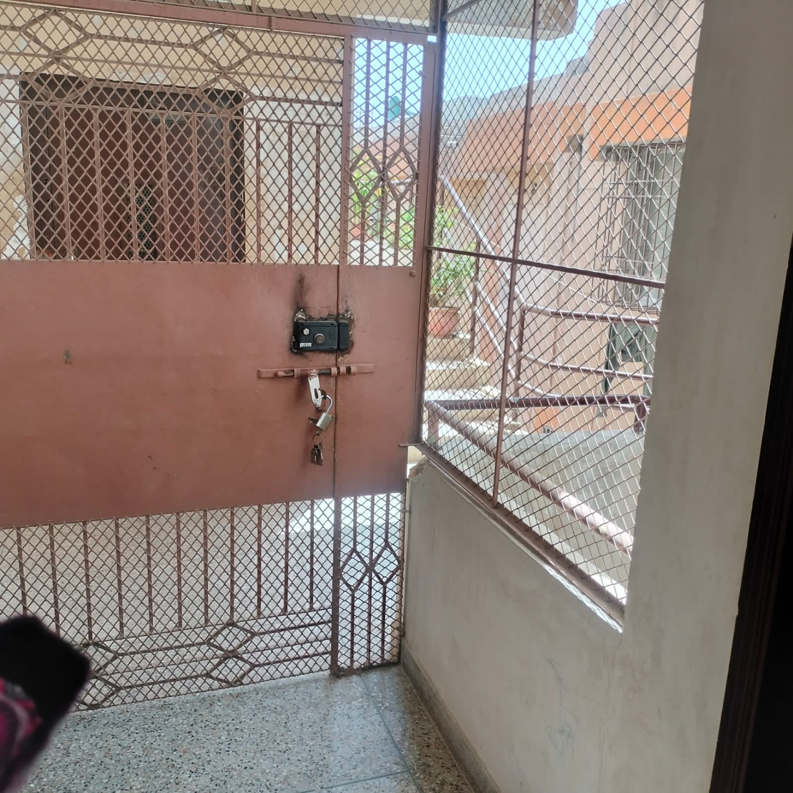 3 bad DD 1200 Squire Yards Boundary wall 5th floor Scheme 33